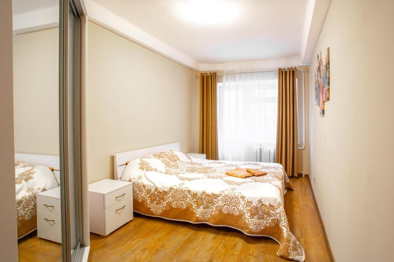 Квартира Поруч Із Палацом Україна Та Ocean Plaza Kiev Extérieur photo